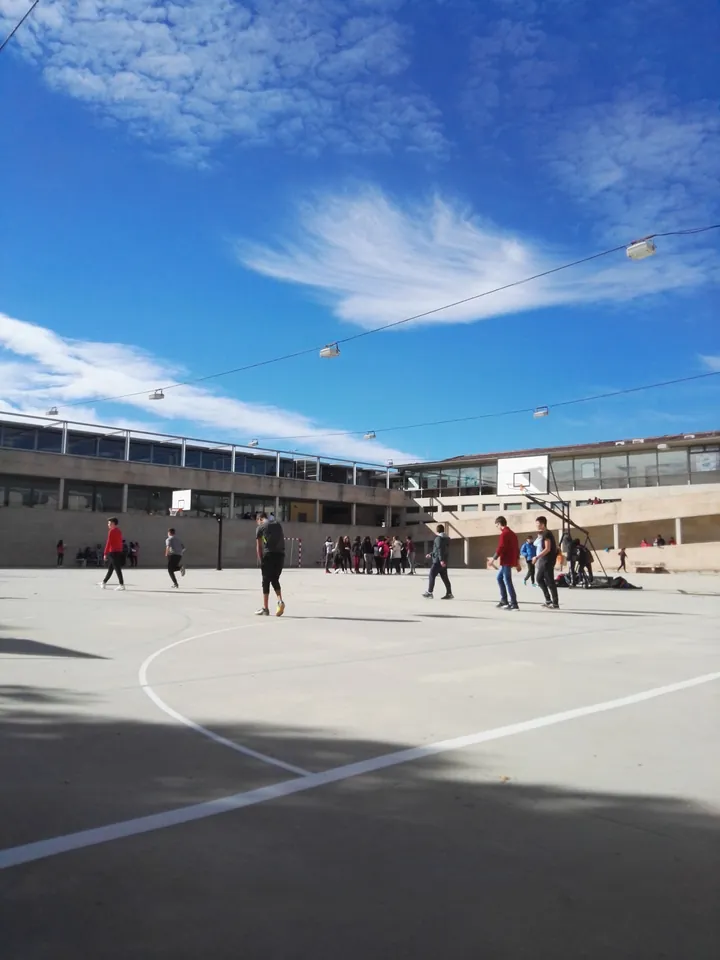 Cour d’école avec des élèves en récréation