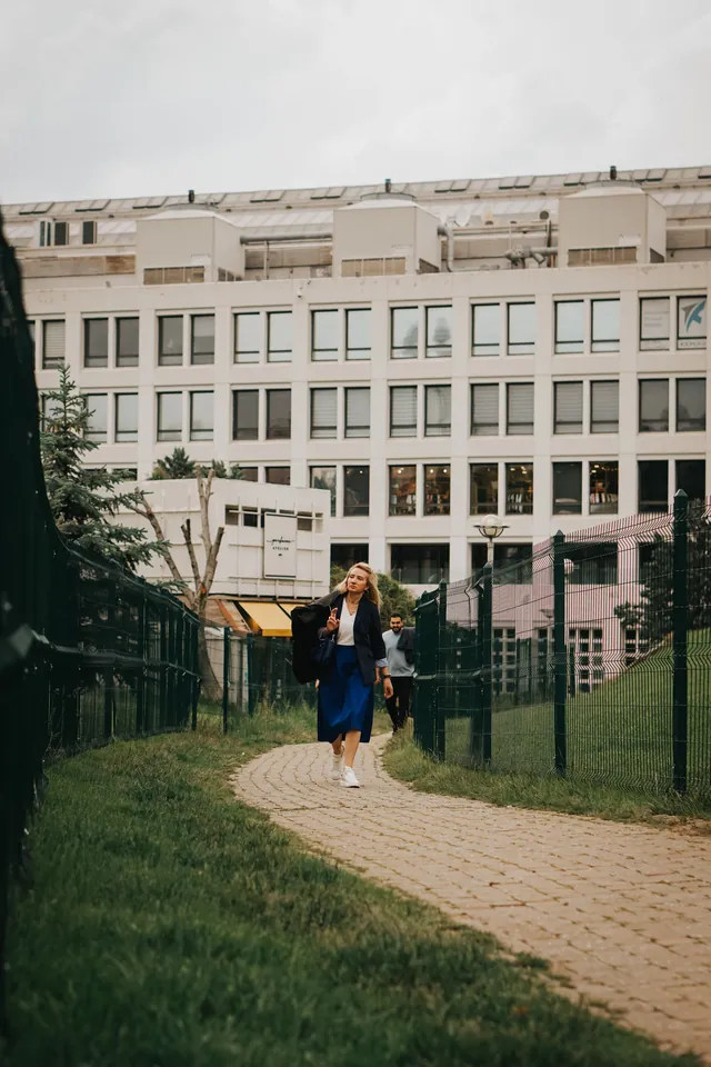 Élèves devant la grille d’entrée d’un établissement scolaire
