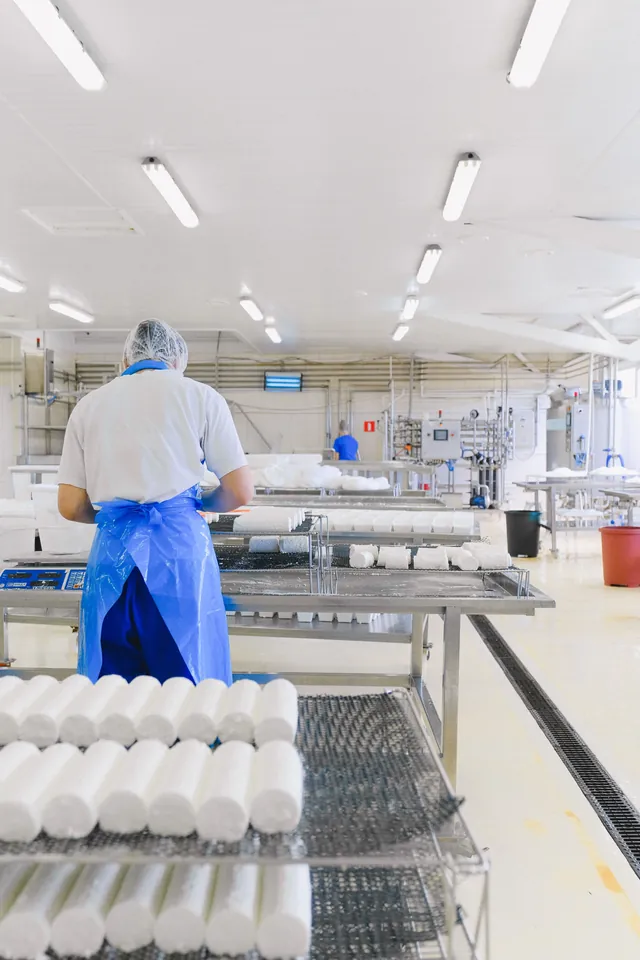 Opérateur en tenue d’hygiène dans une salle de production agroalimentaire