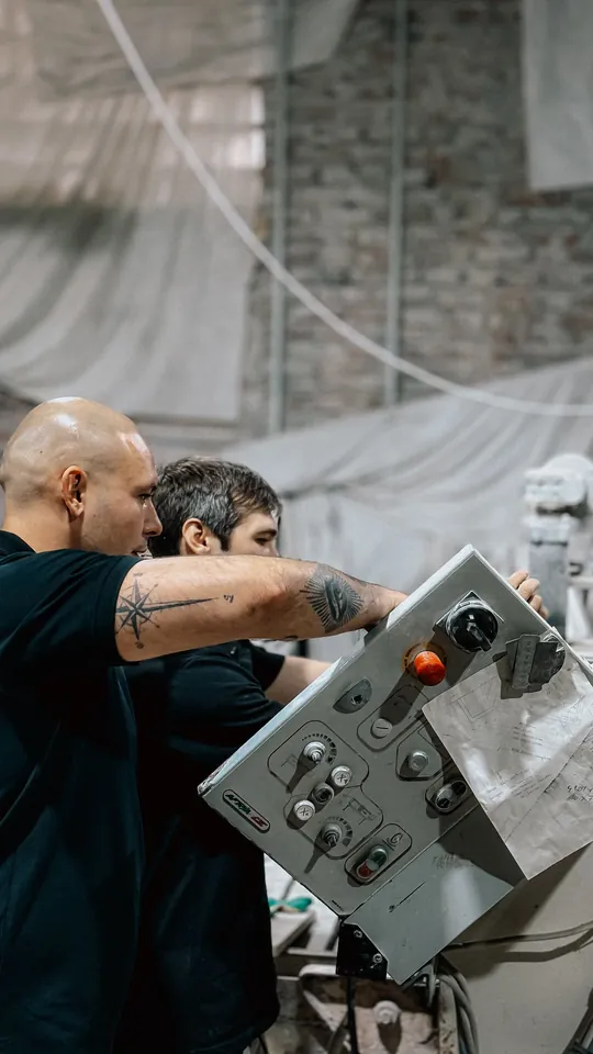Opérateur au pupitre d’une machine industrielle