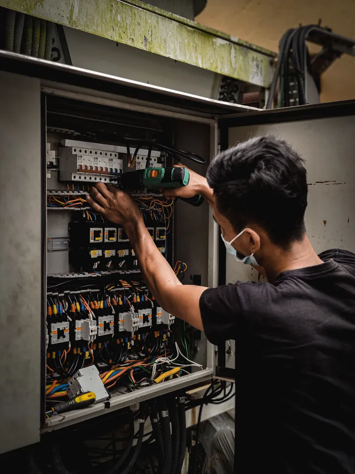 Technicien Synel câblant une armoire électrique