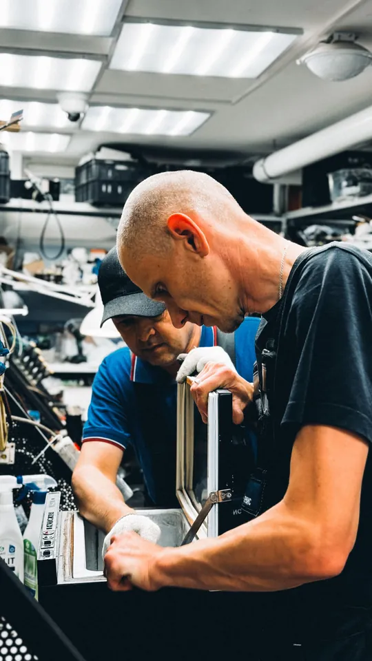 Deux techniciens Synel interviennent sur un équipement
