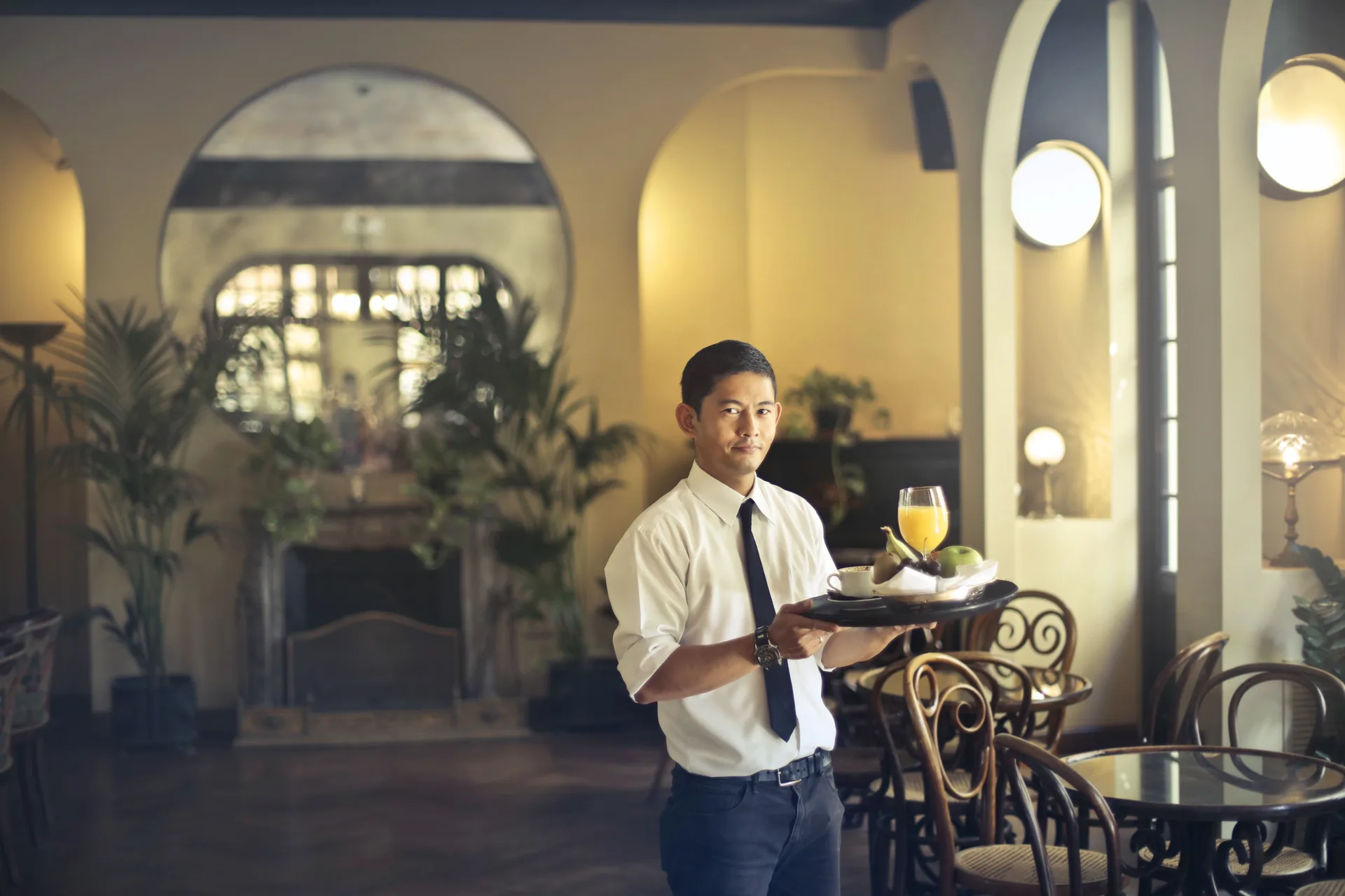 Serveur portant un plateau dans le restaurant d’un hôtel